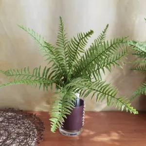 Mazzo di felce artificiale con vaso in vetro stile nordico decorazione fogliame verde.