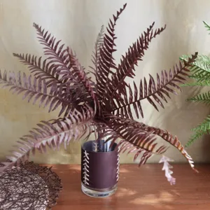 Bouquet di felce artificiale in vaso di vetro con fascia in pelle decorazione per la casa