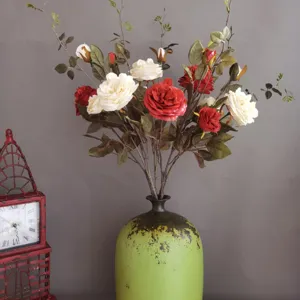Detailansicht des künstlichen Rosenblumenstraußes, Vintage-Wohnkultur und Fotografie-Requisite.