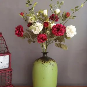 Künstlicher Rosen Blumenstrauß mit vintage grüner Keramikvase für Heimdekoration Detailansicht