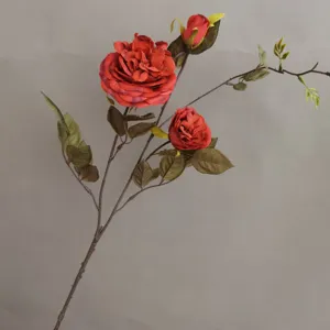 Nahaufnahme eines künstlichen roten Rosenzweigs mit realistischen Blütenblättern.