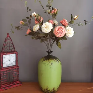 Kunstblumen Pfingstrose Rosen Gesteck mit vintage grüne Keramikvase für Heimdekoration