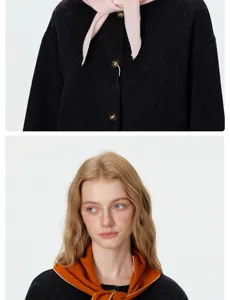 Vue detaillee du gilet en tricot pour femme avec foulard triangulaire et boutons dores.