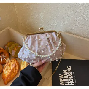 Exquisite perlenbesetzte Spitze Muschel Abendtasche mit Kette, elegante Vintage Clutch Detail.