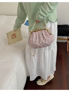 Elegante Perlen Muschel Abendtasche Clutch mit Kettengurt für Damen Detailansicht.