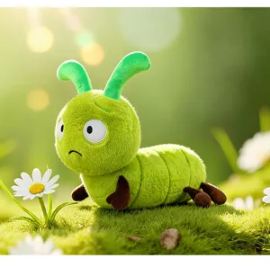 Dettaglio peluche bruco verde carino, morbida bambola di pezza imbottita come regalo ideale.