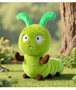 Primo piano di un simpatico peluche bruco verde con mani marroni su erba all'aperto.