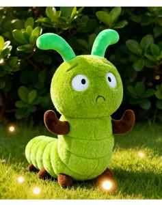 Dettaglio peluche bruco verde carino, morbida bambola insetto imbottita per regalo e decoro.