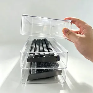 Vue détaillée de la boîte de rangement en acrylique transparent pour clavier mécanique.