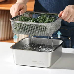 Ensemble de passoire et bac de lavage rectangulaire en acier inoxydable pour cuisine.