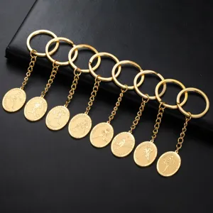 Roestvrijstalen sport sleutelhangers met diverse atletische ontwerpen in gouden afwerking.