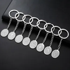 Gedetailleerd overzicht van ovale sport-sleutelhangers van roestvrij staal met gravures.