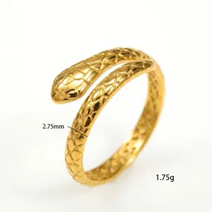 Nahaufnahme Detail des goldenen Schlangenringes mit Schuppenstruktur aus Edelstahls.