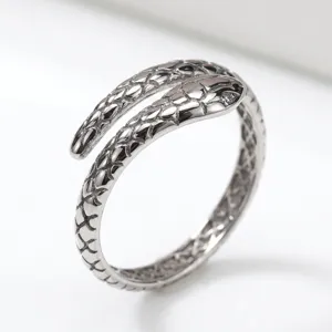 Nahaufnahme des Retro Schlangenschuppen Textur Offenen Rings mit feiner Metallverarbeitung.