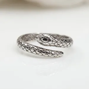 Detaillierte Nahaufnahme des Retro Silber Schlangen offenen Rings mit feiner Schuppenstruktur.