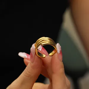 Detailopname van de onregelmatige gouden titanium stalen ring met fijne structuur.