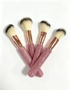 Roze strass make-up kwast detailweergave, synthetische zachte haren en roségouden huls.