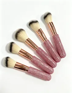 Gedetailleerd overzicht van roze strass make-up kwasten met zachte synthetische haren.