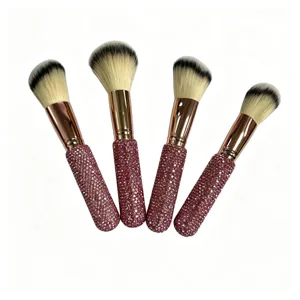 Gedetailleerd overzicht van roze strass make-up kwasten set met roségouden ferrules.