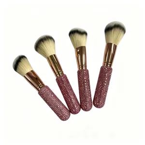 Roze strass make-up kwast set met roségouden ferrule en zachte synthetische borstelharen.