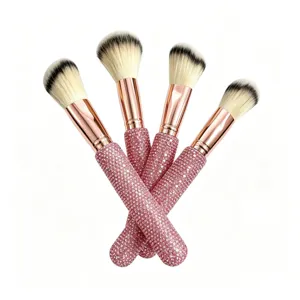 Detail van roze strass make-up kwast, zachte haren en elegante roségouden ferrule.