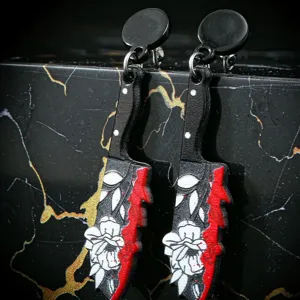 Halloween Acryl Messer Ohrringe mit blutigem Rosen Design, einzigartiger Punk Party Schmuck.