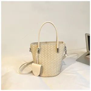 Elegante borsa a secchiello in pelle intrecciata da donna, borsa a tracolla chic per lavoro.