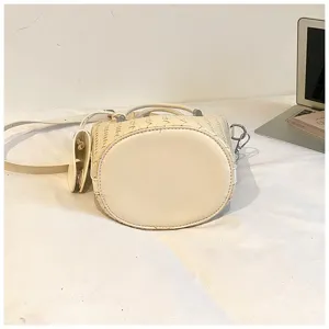 Borsa a secchiello intrecciata beige con manico e tracolla, borsa casual giornaliera.