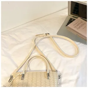 Borsa a tracolla intrecciata crema con manici, vista di dettaglio per uso quotidiano.