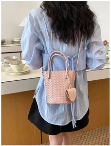 Borsa a secchiello intrecciata rosa in stile coreano con manico superiore e tracolla trendy.