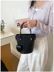 Borsa a secchiello intrecciata nera donna, elegante borsa a tracolla in pelle con pochette.