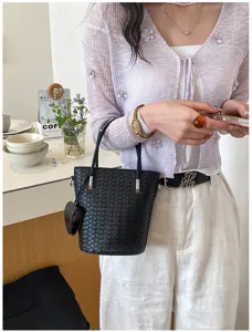 Borsa a secchiello nera in pelle intrecciata con manico e accessorio elegante per ogni occasione.