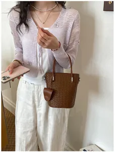 Borsa a secchiello intrecciata in pelle marrone stile coreano con anelli metallici per donne.