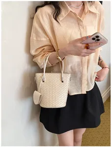 Borsa a secchiello intrecciata stile coreano da donna, borsa alla moda con dettagli in pelle.