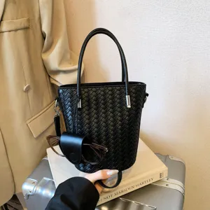 Borsa a secchiello in pelle intrecciata nera con manico in metallo per stile casual.