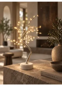 Detailaufnahme der LED Dekobaum Leuchte mit warmen Sternenlichtern und silbernen Zweigen.