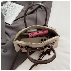 Stilvolle Damen Handtasche aus Wildleder mit Griffen und modischem Schnallen Detail NEU