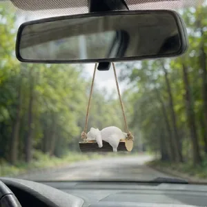 Décoration suspendue pour rétroviseur de voiture avec ours polaire mignon sur balançoire en bois.