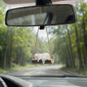 Vue de détail du charmant ours polaire endormi sur balançoire en bois pour décoration intérieure auto.
