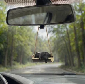 Charmant ours noir endormi sur balançoire, pendentif décoratif pour rétroviseur auto