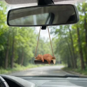 Mignon petit ours endormi sur balançoire pour rétroviseur de voiture et décoration intérieure.