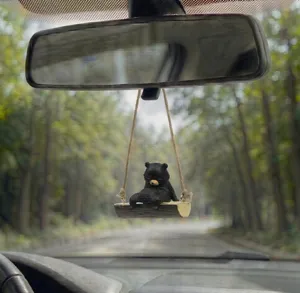 Détail d'ornement suspendu de voiture d'ours noir, joli pendentif de rétroviseur.