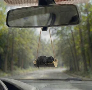 Adorable petit ours noir dormant balançoire pendentif de voiture rétroviseur décoration.