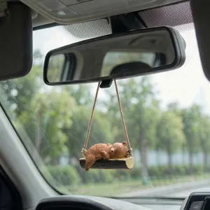 Mignon ours endormi balançoire pendentif de voiture, rétroviseur guérison détail d'ornement.