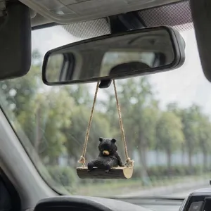 Vue de détail du mignon ours balançoire rétroviseur voiture décoration d'intérieur.