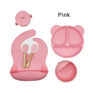 Detail siliconen baby voeding setje, roze beren bord, kom, beker, slabber, bestekje.