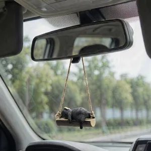 Vue détaillée du mignon pendeloque d'ours sur balançoire pour voiture, déco rétroviseur.