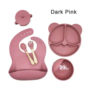 Siliconen baby eetset met berenbord, kom, bekers, slabbetje en houten lepel vork in donkerroze.