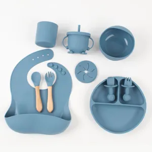 Detailansicht des Silikon Baby Fütterungsets mit geteiltem Teller, Schüssel, Becher, Lätzchen.