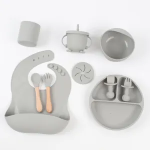Silikon Baby Fütterungsset mit Saugnapf Teller, Schüssel, Becher, Lätzchen und Besteck.